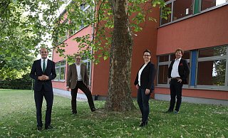 Bürgermeisterkandidat Philip Kleineberg (links) und CDU-Stadtverbandsvorsitzender René Siekmann (rechts) begrüßten zur Aufstellungsversammlung in der Realschule auch den Kreisvorsitzenden Tim Ostermann und die designierte Landratskandidatin Dorothee Schuster. - Britta Bohnenkamp-Schmidt