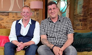 Milchbauer Heino empfängt Herforder Markus Langenbach während dem Scheunenfest. - RTL/Stefan Gregorowius
