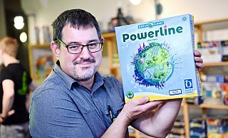 Michael Speckmann mit dem plastiklos produzierten Würfelspiel "Powerline". - Barbara Franke