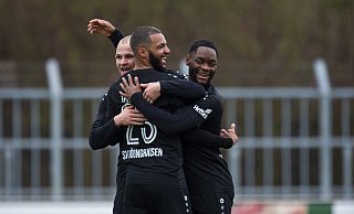 Yassin Ibrahim (mitte) jubelt nach seinem Tor zum 2:0 mit Patrick Kurzen (links) und Ba-Muaka Simakala. - Noah Wedel