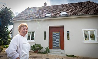 Nach 50 Jahren zurück in Kirchdornberg: Barbara Bruns vor ihrem sanierten Elternhaus an der Dornberger Straße. In dem ortsbekannten Haus hat sich viel verändert. - Mike-Dennis Müller