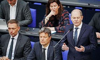 Finanzminister Lindner (vorne v.l.), Vizekanzler Habeck und Bundeskanzler Scholz auf der Regierungsbank im Bundestag. - Kay Nietfeld/dpa