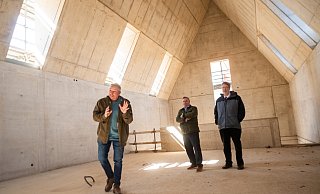 Professor Matthias Wemhoff (v. l.), Bürgermeister Tim Kähler und Pfarrer Johannes Beer, hier im eindrucksvollen Obergeschoss, besichtigen die AFaM-Baustelle. - Ralf Bittner