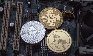 Innerhalb eines Monats ist der Bitcoin-Kurs um mehr als die Hälfte gefallen. Die digitale Währung wird nur virtuell gehandelt, nicht in Münzen. - Picture Alliance (Symbolbild)