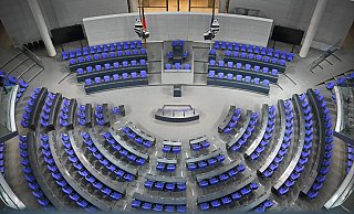 Blick in den Plenarsaal des Deutschen Bundestages: Hier könnten vier Bielefelder Politiker nach der vorgezogenen Bundestagswahl sitzen. - Anna Ross/dpa