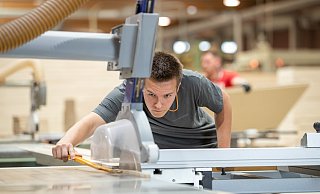 Die Möbelindustrie ist in der Region ein wichtiger Arbeitgeber. Ein Holzmechaniker prüft auf diesem Archivbild den Zuschnitt. - dpa-tmn