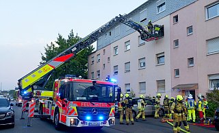 Mithilfe einer Fluchthaube rettet die Feuerwehr Paderborn einen Mann aus einer verrauchten Wohnung im Riemekeviertel. - Ralph Meyer