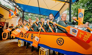 Der Ruder-Achter des PBSV soll den Verein durch stürmische Zeiten bringen: Beim Fototermin und Trockenpaddeln ging die Bataillonsspitze (links mit Königsträßer-Hauptmann Andreas Kneer) jedenfalls nicht Baden. - Besim Mazhiqi