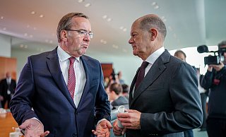 Verteidigungsminister Boris Pistorius (l.) oder Bundeskanzler Olaf Scholz? Wer wird Kanzlerkandidat der SPD? - Kay Nietfeld/picture alliance/dpa