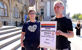 Friederike Vogt von der Gleichstellungsstelle der Stadt berichtet, dass der Hass aus dem Internet auf der Straße ausgebrochen sei - auch in Bielefeld. Bert-Ulf Prellwitz von der Bielefelder Aidshilfe (r.) erklärt, vor allem Jugendliche müssten geschützt werden. - Peter Unger