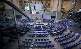 Blick in den leeren Plenarsaal im Deutschen Bundestag. Gibt es bald weniger Sitze? - Michael Kappeler/dpa