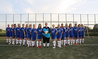 Der TuS Solbad Ravensberg hat in 18 Spielen noch kein Tor geschossen. Trotzdem steht das Team - nicht nur fürs Foto - fest zusammen. - TuS Solbad Ravensberg Der TuS Solbad Ravensberg hat in 18 Spielen noch kein Tor geschossen. Trotzdem steht das Team - nicht nur fürs Foto - fest zusammen. - TuS Solbad Ravensberg