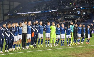 Die Arminia-Profis feiern nach dem Heimsieg gegen Ingolstadt die Tabellenführung mit ihren Fans. - Oliver Krato