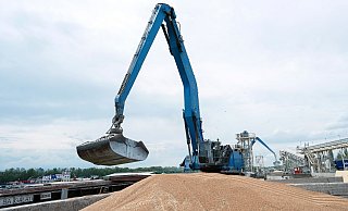 Ein Bagger verlädt in einem Getreidehafen im Süden der Ukraine Getreide in ein Frachtschiff (Archivbild). - Andrew Kravchenko/AP/dpa