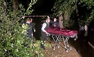 In einem Waldstück in Kölkebeck hatten Spaziergänger Sonntagabend verdächtige Beobachtungen gemacht und die Polizei verständigt. Die fand hier tatsächlich eine Leiche. Der Einsatz für Mordkommission, Bestatter und eben auch die Presse dauerte bis nach Mitternacht. - Wolfgang Wotke