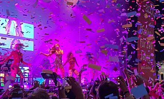 Furioses Finale vom 4. Tag des Leineweber-Marktes – Popstar „Leony“ beendet ihr Konzert auf dem Jahnplatz im Konfetti-Regen. - Heimo Stefula