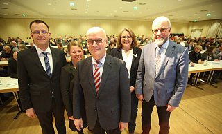 Hubertus Beringmeier (Mitte), frisch an die Spitze der westfälisch-lippischen Bauern gewählt, absolvierte seinen ersten Amtstermin im A2-Forum in Rheda. Kreisverbandschef Andreas Westermeyer (v.l.), Kreisgeschäftsführerin Verena Paul-Hambrink, Kreislandfrau Cornelia Langreck und Kreislandwirt Heiner Kollmeyer halten ihm den Rücken frei. - Ludger Osterkamp