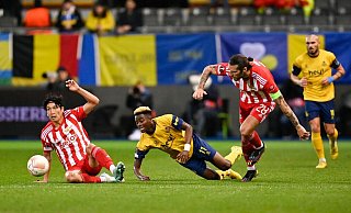 Simon Adingra (M) von Union SG kämpft um den Ball gegen Genki Haraguchi (l) von Union Berlin. - John Thys/BELGA/dpa