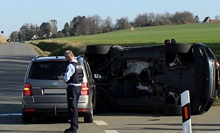 Der VW Touareg kippte durch die Wucht der Kollision um und blieb auf der Fahrerseite liegen. - Polizei Minden-Lübbecke