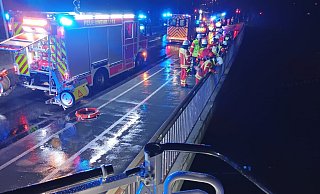 Einsatzkräfte auf der Brücke über den Mittellankanal - Feuerwehr Minden
