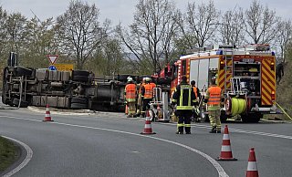 Der Versuch, den bei Steinheim verunglückten Lkw mit einem Schlepper aufzurichten, scheiterte. - Thomas Kube