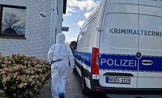 Die Spurensicherer verrichten seit Mittwoch ihre Arbeit in dem Haus. MT-Foto: - Ilja Regier
