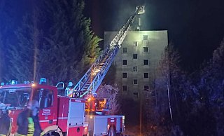 Auch die Drehleiter war für den Einsatz an dem mehrstöckigen Hochhaus angefordert worden. - Michaela Bast