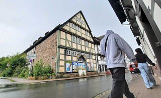 Von außen hui, von innen Brandruine: Das Höxteraner Ummenhaus, auch als Bierhaus oder ehemaliges Ritmo bekannt, soll verkauft werden. - David Schellenberg