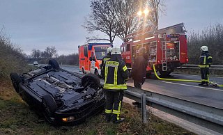 Der Unfall auf der B241 auf Höhe Borgentreich ereignete sich am Samstagnachmittag gegen 15 Uhr. Eine VW-Fahrerin kam in ihrem Auto von der Fahrbahn ab und überschlug sich über der Leitplanke. - Simone Flörke