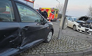 Der Seat (links) kam von der gegenüberliegenden Straßenseite und nahm dem weißen Alfa Romeo die Vorfahrt. Der Sachschaden beträgt etwa 20.000 Euro. - Gerald Dunkel