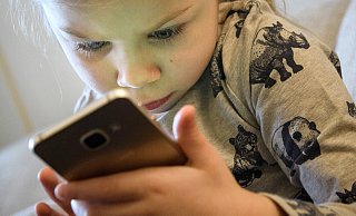 Eltern und Lehrer seien völlig ahnungslos, womit auch immer mehr Grundschulkinder per Handy in Whatsapp-Gruppen, auf TikTok oder Snapchat konfrontiert sind, kritisieren viele Pädagogen schon lange. - dpa