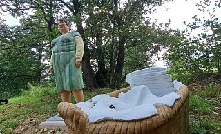 Wo einst die Steinheimer an der Emmer ihre dreckige Wäsche wuschen steht jetzt eine eine Waschfrau als Alltagsmensch. - Madita Schellenberg