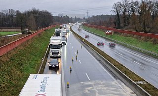 Gegen 10 Uhr konnten die Fahrzeuge einspurig an der Unfallstelle vorbeigeführt werden. Der Verkehrte staute sich trotzdem noch. - Uwe Pollmeier