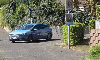 Sein Auftrag ist das Fotografieren: Ein Fahrzeug von Google-Street-View auf der Ludwig-Eichholz-Straße in Höxter. - Thomas Kube