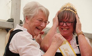 Weil das Diadem anfangs rutschte, war die bisherige Königin Annette Bäcker (links) der neuen Kaiserin Petra Zurheide behilflich. - Knut Dinter