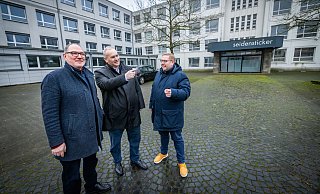CDU-Schulpolitiker Marcus Kleinkes, Fraktionschef Ralf Nettelstroth und Fraktionsgeschäftsführer Simon Lange (von links) vor dem Seidensticker-Gebäude an der Herforder Straße, das zu einem Schulstandort ausgebaut werden soll. - Sarah Jonek
