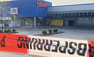 Bei der Explosion entstand enormer Sachschaden. Die Polizei hat das Areal abgeriegelt. - Mike-Dennis Müller