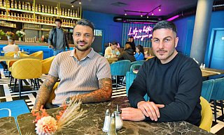 Serkan Tas und Turgay Evcimen (Geschäftsführer) im Tusé - der Ort ist prominent. - Barbara Franke