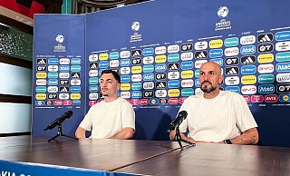 Trainer Antonio Di Salvo (r) und Spieler Paul Nebel (l) streben den zweiten Sieg an. - Christian Kunz/dpa