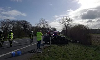 Das Auto wurde durch den Zusammenprall auf den Standstreifen geschleudert und extrem stark beschädigt. - Christian Bendig