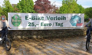 Mit E-Bikes sind Mandy Kübert (l., Fahrradhaus Lohmeier, Pr. Oldendorf) und Martina Busche (Kurhaus Pivittskrug) unterwegs. - Tourismusverband "Sieben"