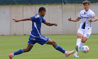 Innenverteidiger Kevin Krumme (rechts) stand gegen Kickers Emden in der Startelf. - Jochem Schulze Innenverteidiger Kevin Krumme (rechts) stand gegen Kickers Emden in der Startelf. - Jochem Schulze