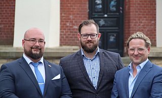 Die Spitzenkandidaten der AfD in Gütersloh: Maxim Dyck (v.l.), Torsten Drescher und Marc Wortmeier. Das sind jene drei, die auch jetzt schon die Ratsfraktion bilden. - AfD Gütersloh Die Spitzenkandidaten der AfD in Gütersloh: Maxim Dyck (v.l.), Torsten Drescher und Marc Wortmeier. Das sind jene drei, die auch jetzt schon die Ratsfraktion bilden. - AfD Gütersloh