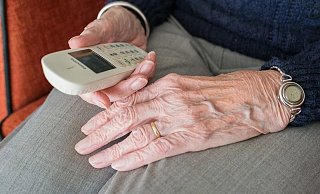 Senioren werden - oft auch telefonisch - von Trickbetrügern kontaktiert (Symbolfoto). - Pixabay