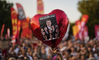 Immer wieder gibt es in der Türkei Demonstrationen für die Freilassung inhaftierter CHP-Politiker wie Ekrem Imamoglu. (Archivbild) - Khalil Hamra/AP/dpa