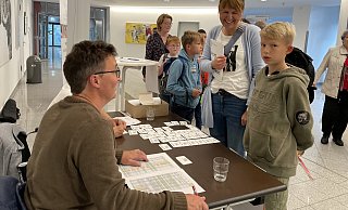 Am letzten Freitag kamen wieder die Kinder in den Hörsaal im Herz-und Diabeteszentrum um mehr über geheimnisvolle Zahlen und und den Nutzen von Robotern zu erfahren. - Elke Niedringhaus-Haasper