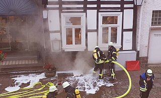 Löscharbeiten: Die Feuerwehr Beverungen war schnell vor Ort. - Rudolf Höcker
