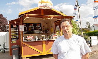 Jonny Balshüsemann aus Pr. Oldendorf betreibt nun eine Imbissbude an der B 65 auf dem Gelände der Tankstelle Elan. - Noah Brümmelhorst