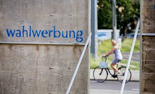 Derzeit steht und hängt sie überall: Wahlwerbung. - picture alliance/Christoph Soeder/dpa