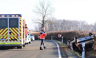 Das Unfallfahrzeug blieb im Straßengraben liegen. - Polizei Höxter